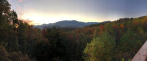 Private Chalet in Gatlinburg, Awesome Views, Work Desk, Wifi, Hot Tub & Dog-Friendly